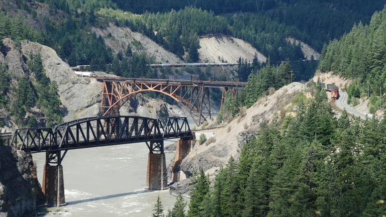 Endlosgüterzüge im Tal des Fraser Rivers