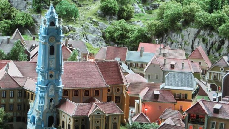 Das Städtchen Dürrnstein in der Wachau mit seinem markanten blauen Kirchturm wurde in der Modellbahnwelt Odenwald fantasievoll nachgebildet.