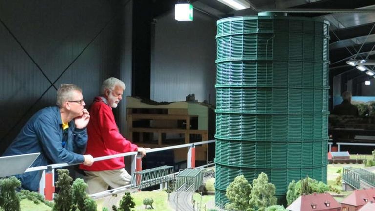 Höchster Punkt der Ruhrtalbahn ist der Gasometer von Oberhausen, der hier fast einen Meter Durchmesser hat und um den die Züge wie im echten Ruhrgebiet herumfahren.