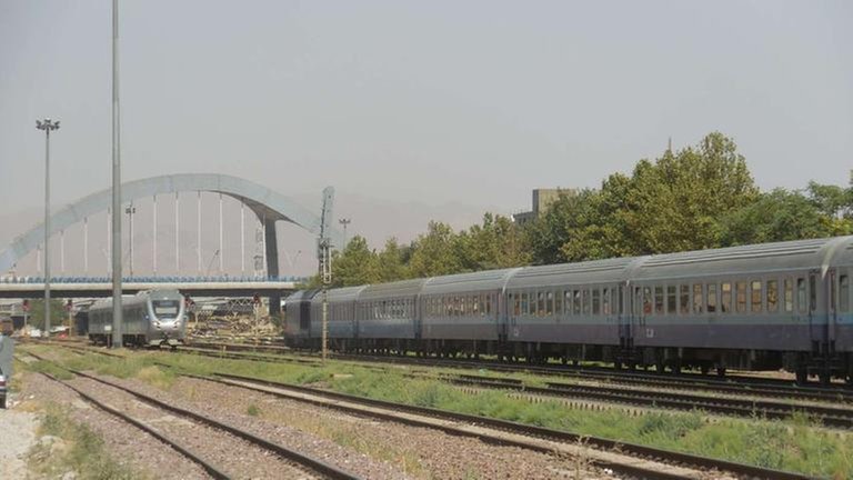 Heute ist der Iran eines der wenigen Länder in denen die Eisenbahn eine Renaissance erfährt. Platzkarten machen die Reise stressfrei und bequem.