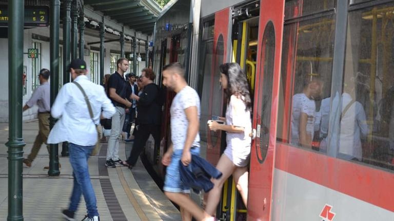 Die U-Bahn Station Gumpendorfer Straße liegt in einer Kurve der als Hochbahn angelegten ehemaligen Stadtbahntrasse am „Gürtel“.