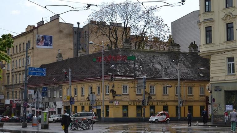Eine Straßen-Bahn-Kreuzung am „Gürtel“, ein Straßenzug, der auf der Westseite die Wiener Innenstadt begrenzt.