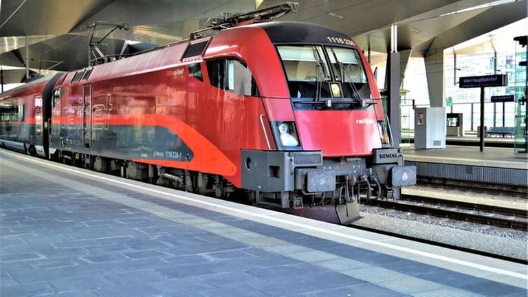 Endlich ein Zentralbahnhof – ein Traum wird wahr: Vorherrschend weinrot und im unteren Teil elegantes Grau: