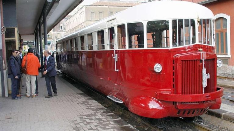Catania ist die 400 Tausend Einwohner große Hauptstadt der gleichnamigen sizilianischen Provinz und der Bahnhof Catania-Borgo ist heute so etwas wie der Hauptbahnhof der Circumetnea.