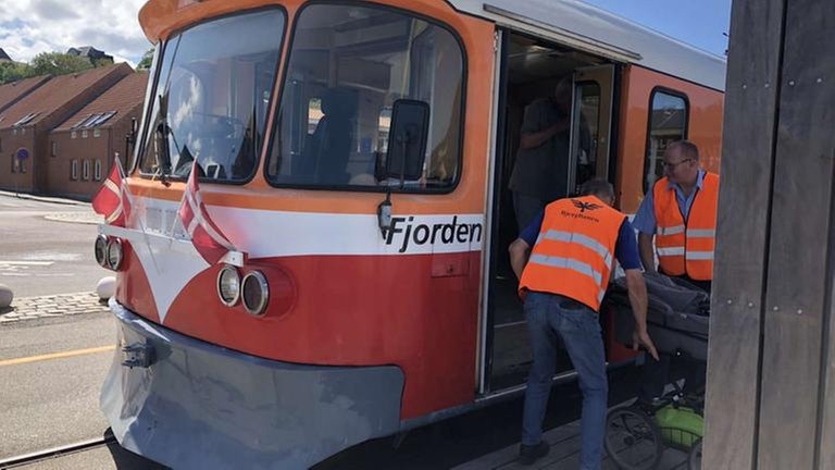 Mit Kinderwagen und Sack und Pack unterwegs: die freundlichen Vereinsleute helfen gerne.