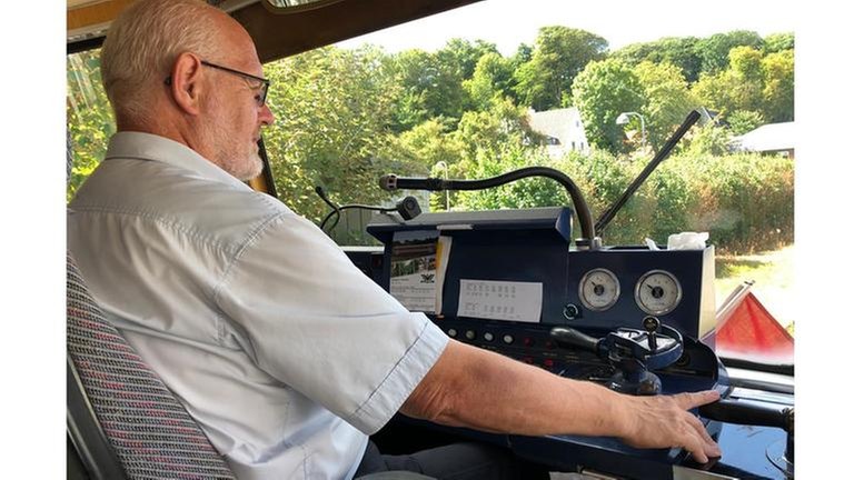 Paul Paulsen hat den Triebwagen fest im Griff.