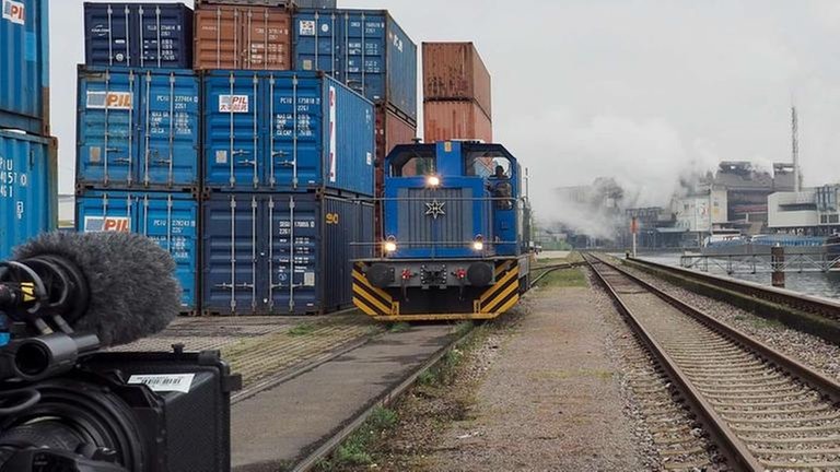Die Henschel Lok der Kehler Hafenverwaltung im Containerhafen.