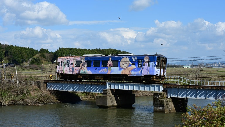 Einige der Triebwagen sind mit Anime-Bildern verziert. 