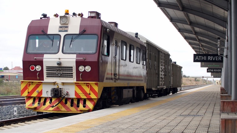 Eine seltene Zugkomposition. Ein Arbeitszug wartet am Bahnsteig in Athi River in der Nähe von Nairobi.