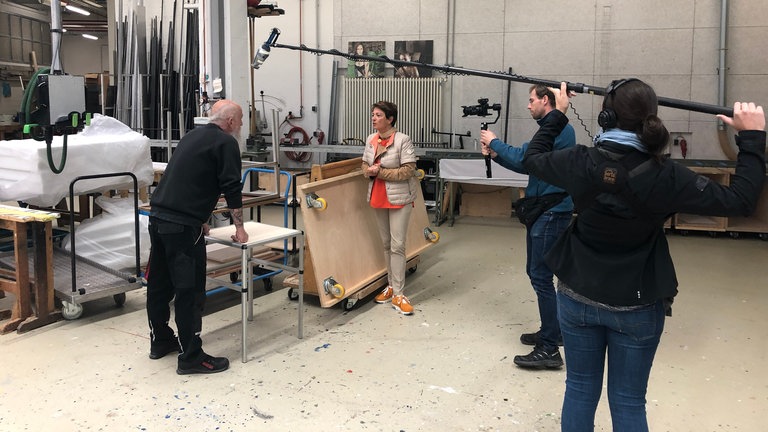 Die bekannte SWR Moderatorin Sonja Faber-Schrecklein und langjährige Kollegin von Hagen von Ortloff beim Interview mit einem Weggefährten der SWR Ausstattungsabteilung. 
