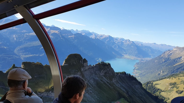 Der Ausblick auf den Brienzersee in Richtung Interlaken und die Bergkulisse ist „magisch“.
