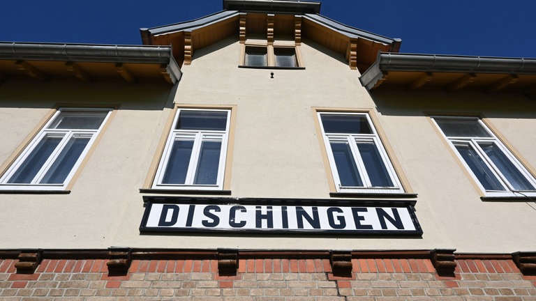 Der ehemalige Härtsfeldbahnhof in Dischingen: denkmalgerecht renoviert und in besten Händen. Auch er gehört dem Verein Härtsfeld-Museumsbahn.