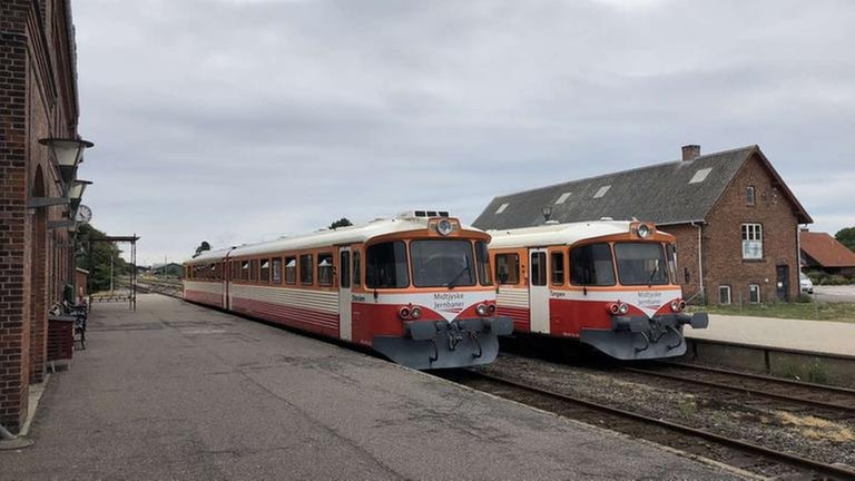 Parallelfahrt der Züge nach Thyborøn und Vemb bei der Abfahrt in Lemvig.