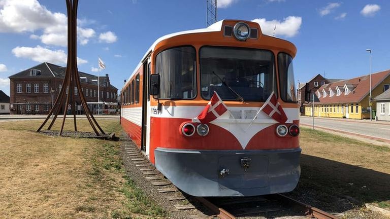 Neben dem Bahnhof wartet im Sommer noch ein anderer Zug: die Bergbahn von Lemvig.