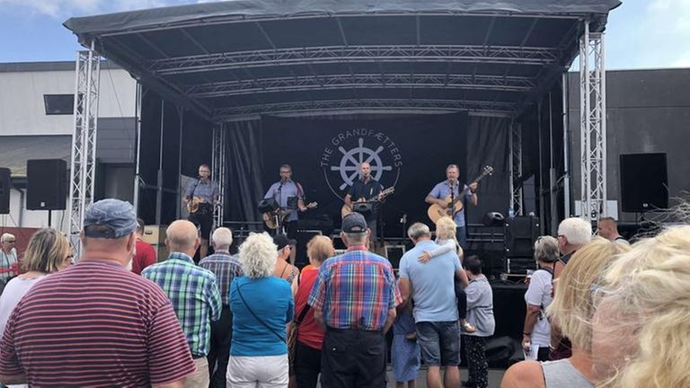 Ein Volksfest, bei dem die Band Tørfisk aus Thyborøn auftritt.