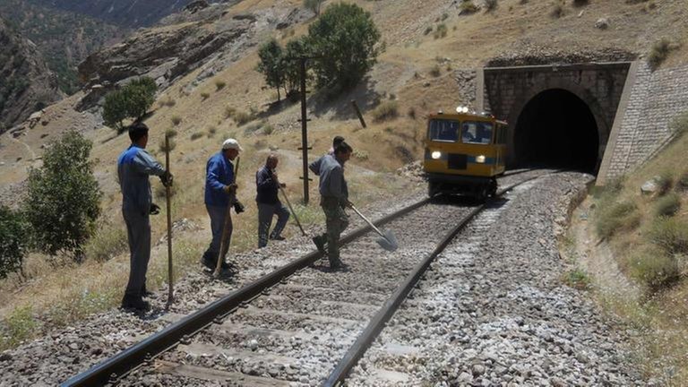 Das Gleisbett ist durch die schweren Züge immer in Bewegung. Außerdem treffen hier im Zagros-Gebirge zwei Kontinentalplatten aufeinander, die zudem für Bewegung sorgen.