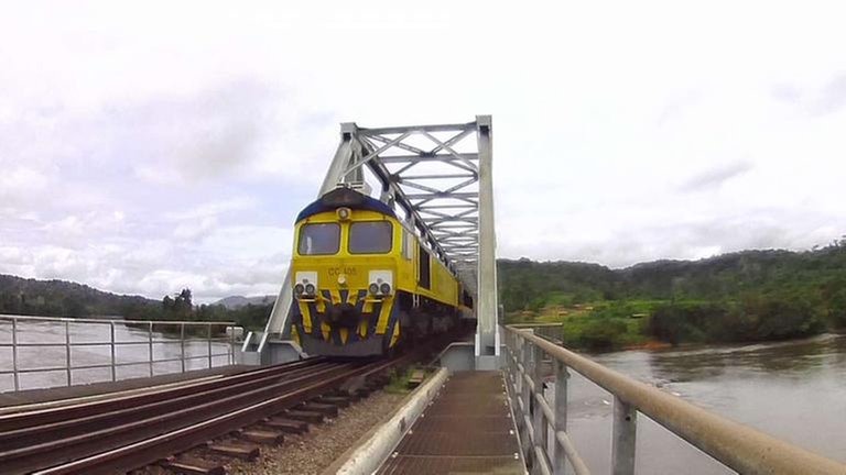 CC 405 an Eisenbahnbrücke