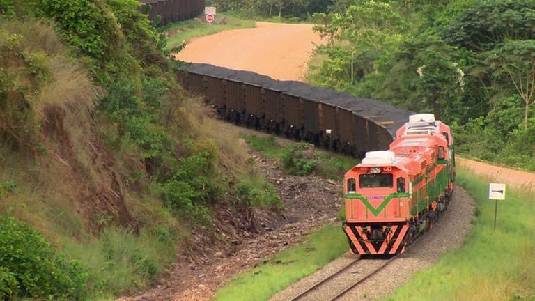 Drei EMD GT 46 AC mit Kohle für die Minen in Moanda