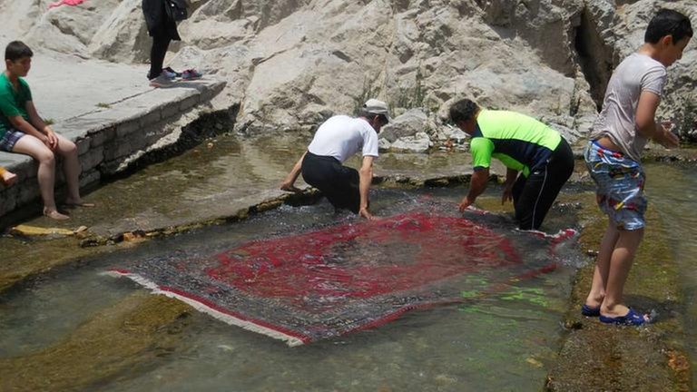Cheshmeh Ali wird dieses Quellbecken genannt, die Wasserqualität soll hier besonders gut sein für die Teppichpflege und zum Baden.