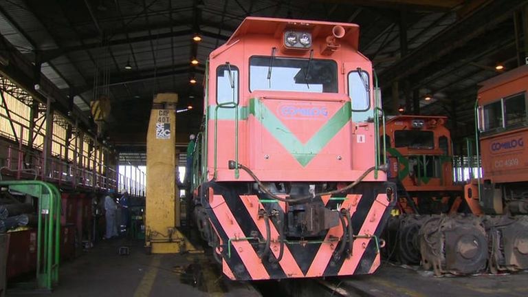 Eine EMD GT 46 AC aus den USA zur Inspektion in der Werkstatt von Owendo