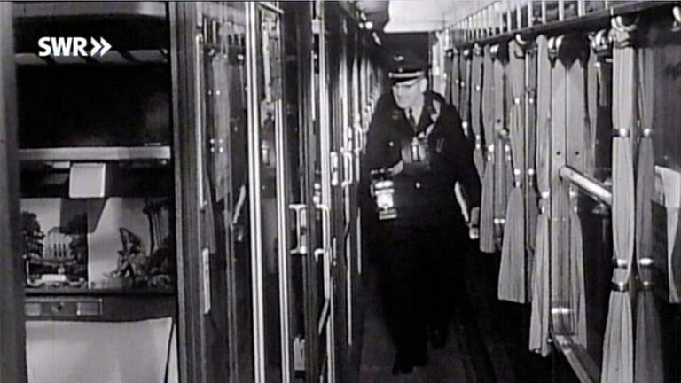 Kontrollgang im Bahnhof bei Nacht