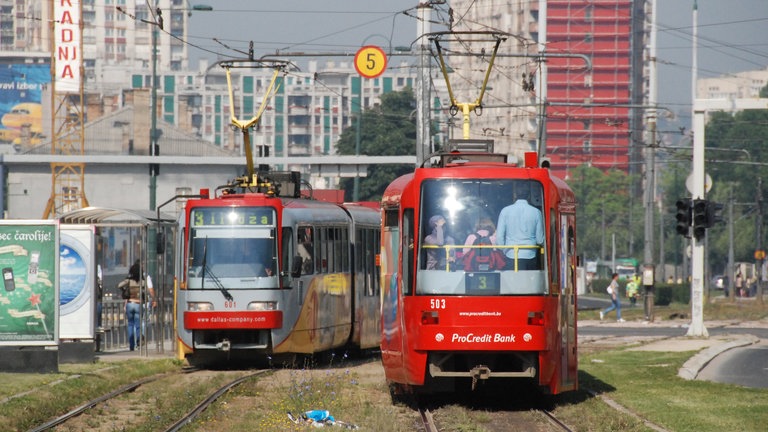 Moderne Straßenbahnzüge, unterwegs in Sarajevo. Genauer gesagt, Richtung Ilidza, einem Vorort der Stadt