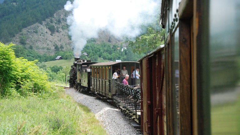 Sonderzug auf der Touristikbahn nach Sargan-Vitasi.