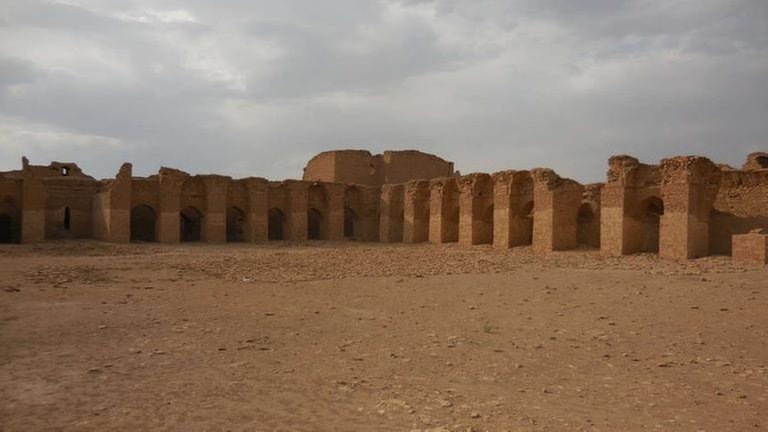 Die Trasse zwischen Qom und Teheran folgt hier einer historischen Route