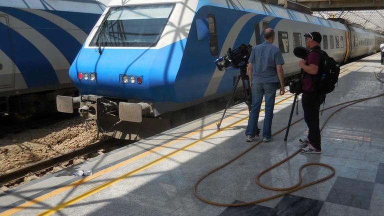 Kameramann Andreas Enderle und Tonmann Niklas Otto am Hauptbahnhof in Teheran