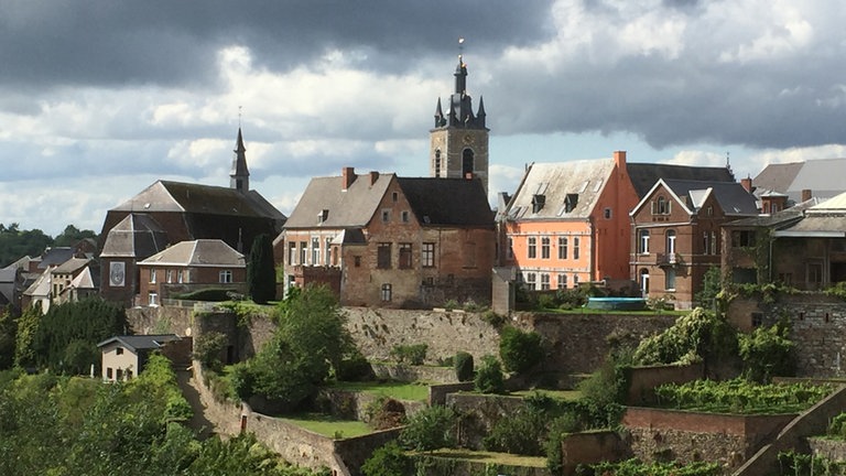 Thuin und seine Schmuckstücke: Über der Stadt ragt der Turm, den die Unesco auf ihrer Liste hat, unter der Stadt liegen die „hängenden Gärten“.