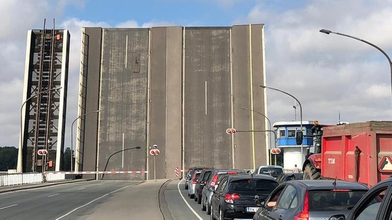 Auf den Zugfahrplan wird Rücksicht genommen, aber alle anderen müssen warten, wenn Schiffe kommen.