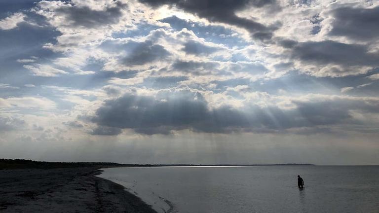 Lichtspiele am Himmel lassen uns am Strand zwischen Nykøbing und Rørvig verweilen.