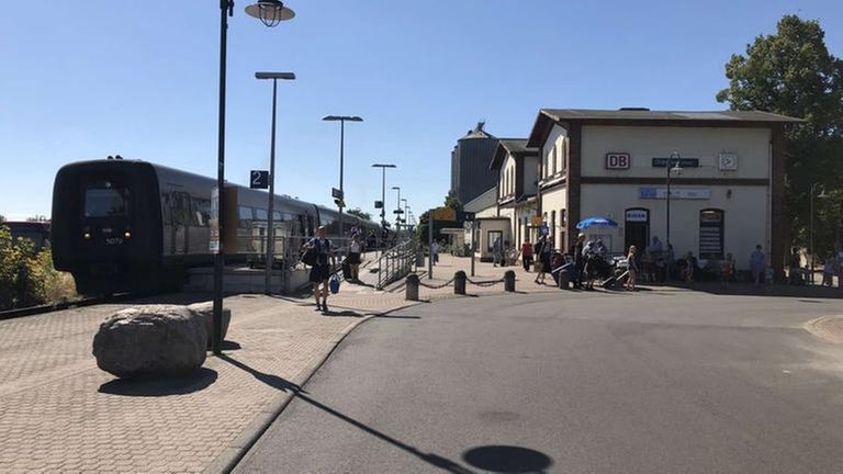 In Oldenburg steigen wir in den IC3, den Dieseltriebzug der Dänen für den überregionalen Verkehr, besser bekannt als „Gumminase“.