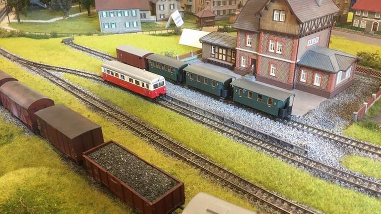 Im Güterbahnhof der Härtsfeldbahn, der „Schättere“, ist der Modellbahn zuhause.