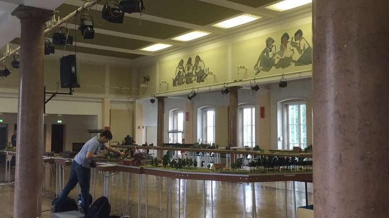 Im großen Saal des ehemaligen Volkshauses: die Modulanlage der Modellbahngruppe des „Kraftwerk e.V.“