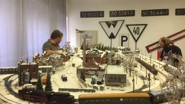 Glitzernde Winterwelt in zwei Etagen: eine ganz besondere Modellbahnanlage.