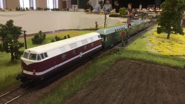 Lok „Ludmilla“ röhrt durchs flache Land von Mecklenburg-Vorpommern.