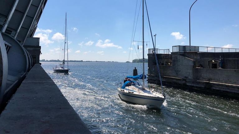 Im Sommer kommen gleich mehrere Boote hintereinander.