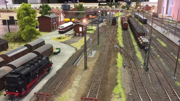 Bahnhofseinfahrt „Kemnitz“: viele Gleise für eine kleine Nebenbahn – die Fantasie macht’s.