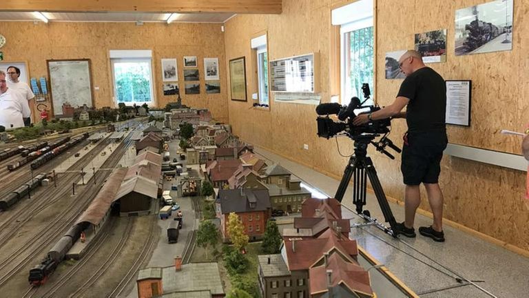 SWR-Kameramann Lorenz Pagés sucht nach der richtigen Perspektive. Motive gibt es in Aalen genug.