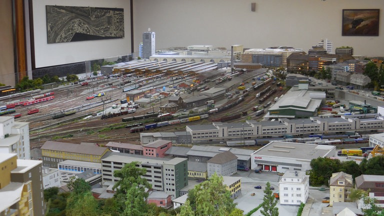 Hauptbahnhof mit Gleisvorfeld wie es einst aussah. Heute befinden sich hier die wegen der Stuttgart 21 Baustelle verlängerten Bahnsteige.