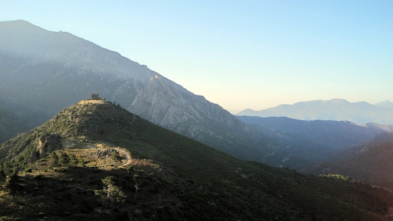 Berggrate und Täler soweit das Auge reicht: Ausblick vom höchsten Punkt der Autostrasse zwischen Vivario und Vizzavona.
