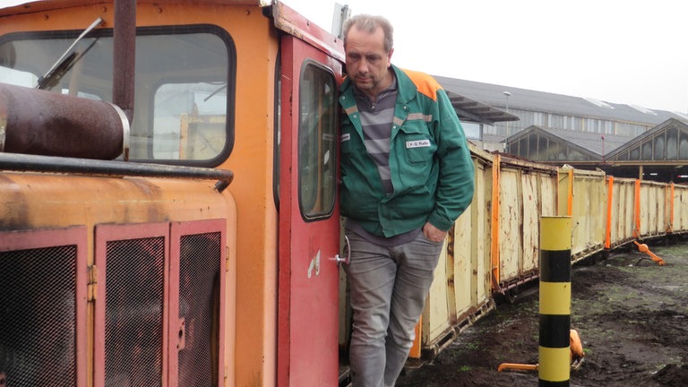 Ein Lokführer bei der Moorbahn beim Rangieren