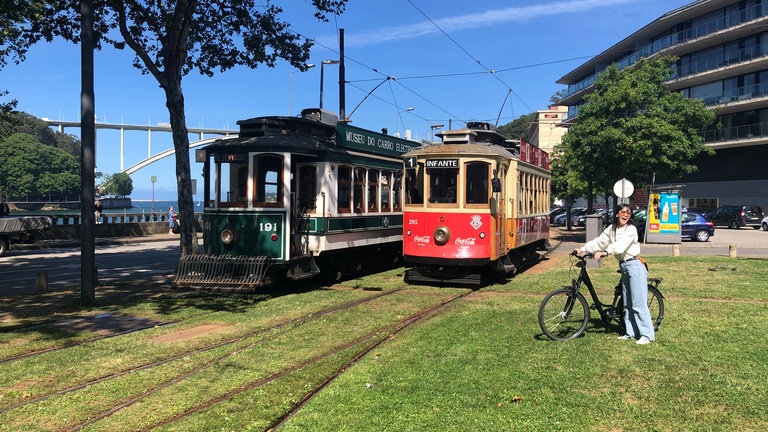 Straßenbahnen vor dem Straßenbahnmuseum – ein beliebtes Motiv bei Touristen.