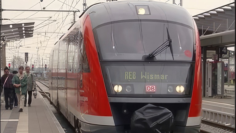 Der RE8 Wismar fährt ein.