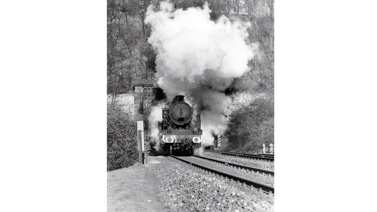 Eine Lok vorm Kriegsbergtunnel