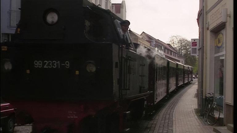 Die Schmalspurbahn durchquert die Altstadt.
