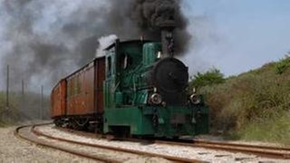 Die Bahn auf dem Damm