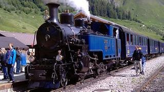 Die Reise startet im mondänen St. Moritz und führt in zwei Tagesetappen nach Zermatt