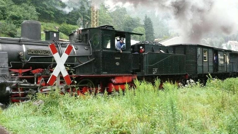 Die preußische T 3, dahinter die fahrbare Museumsschänke, ein 4-teiliger historischer Wagenpark aus der Pfalzbahnzeit.